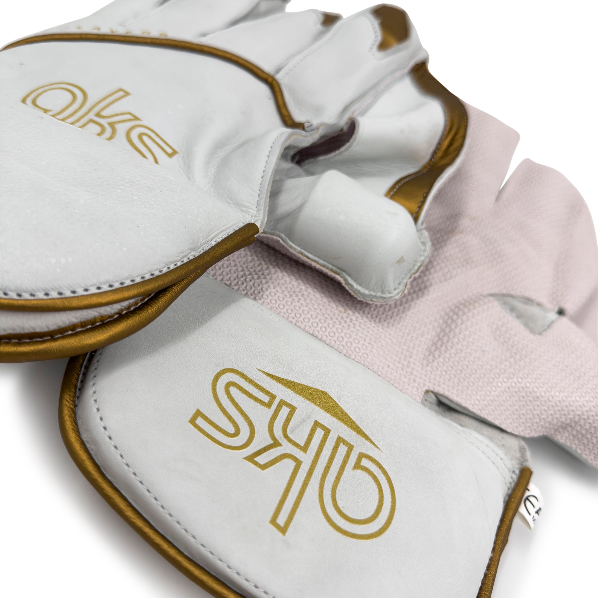 AKS PLAYERS KEEPING GLOVES WHITE