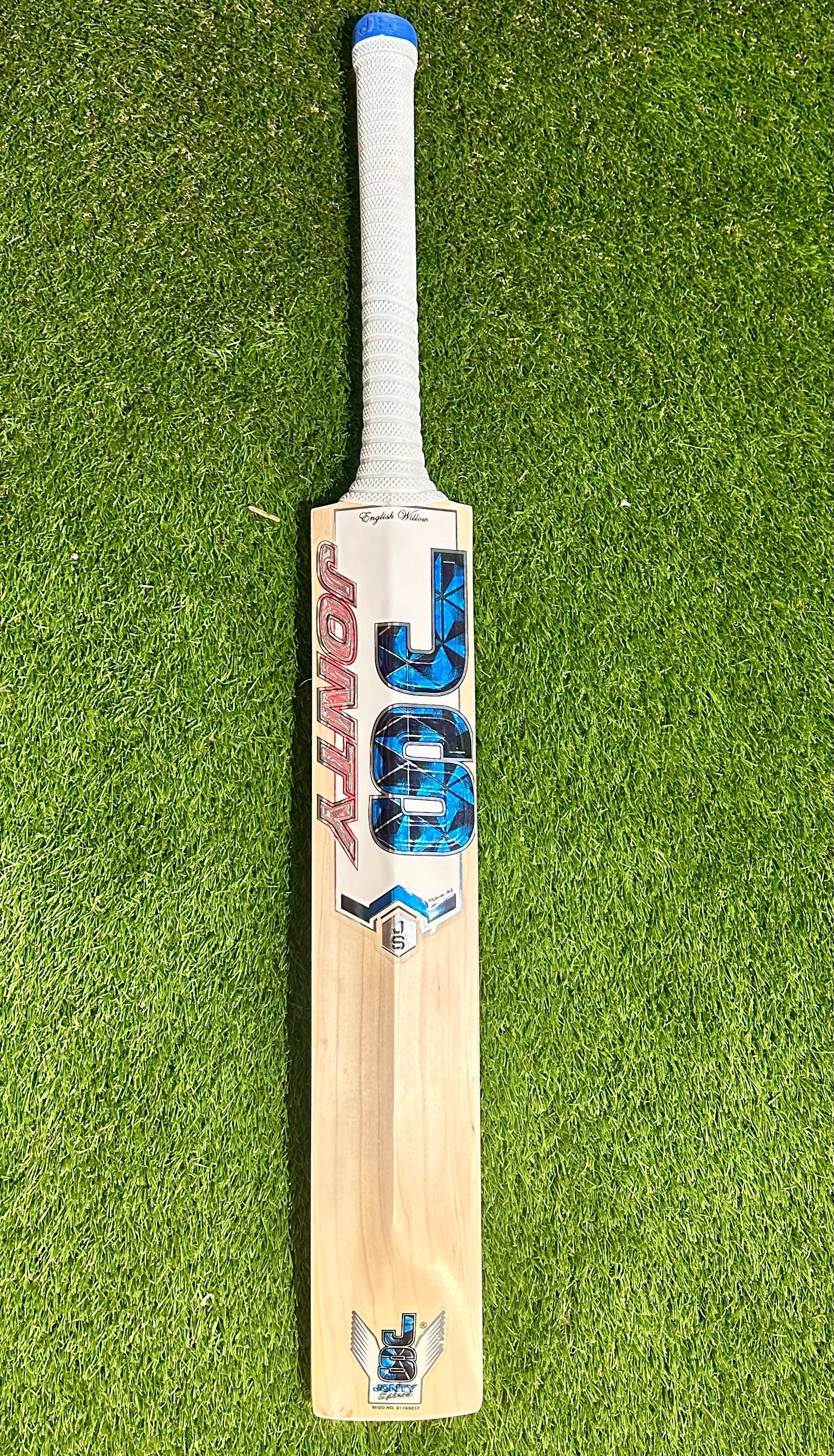 Jonty HS 100 cricket bat made from Grade 2 English willow with blue and silver graphic decals