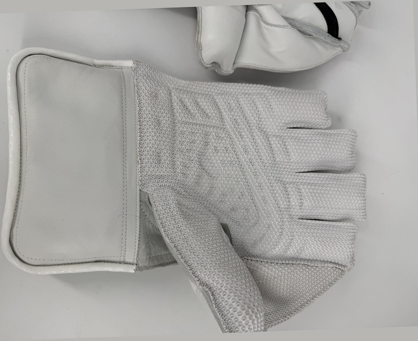 AKS Player Series Wicket Keeping Gloves palm grip texture